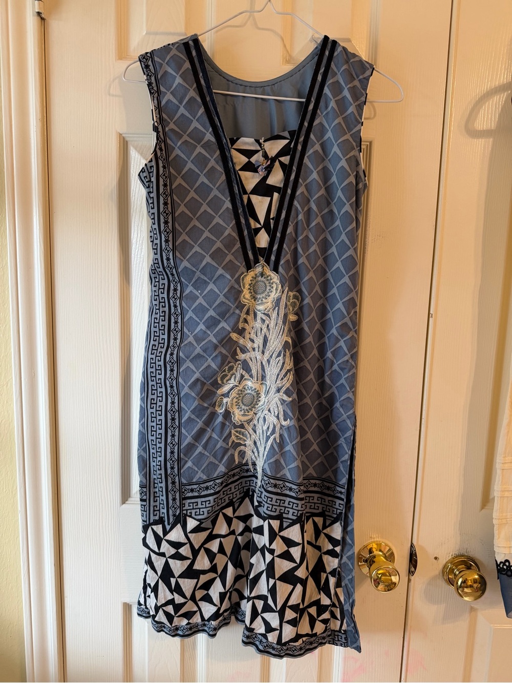 Sleeveless Floral Embroidered Gray & Black Kurta Salwar & Duppata